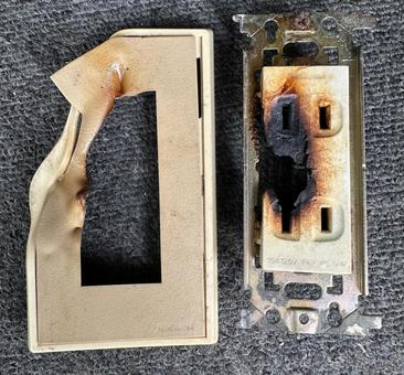 火事寸前の溶けたコンセント トラッキング火災,コンセントカバー,コンセントの写真素材