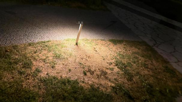 地面に突き刺さったライト 地面に突き刺さったライト ライト,地面,棒の写真素材