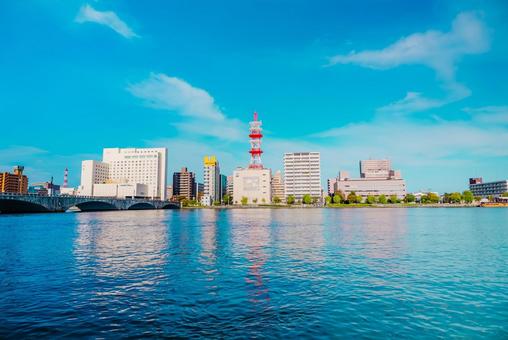 【新潟】川沿いから眺める信濃川 【新潟】川沿いから眺める信濃川の写真