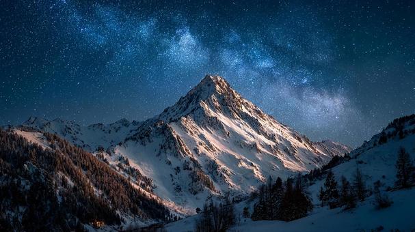息をのむ美しさ:雪山と星空のハーモニー 息をのむ美しさ:雪山と星空のハーモニーの写真