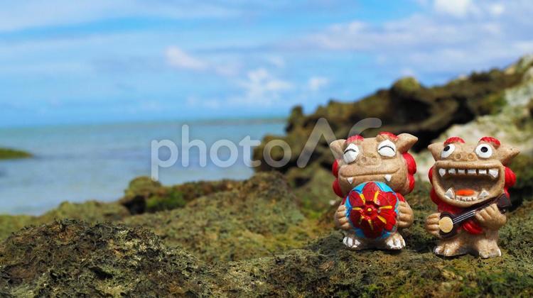 沖縄の青い海と笑顔のシーサーたち シーサー,海,沖縄の写真素材
