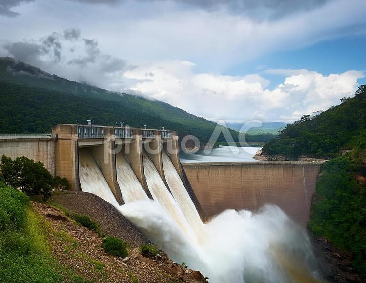 ダム ダム,放水,水しぶきの写真素材