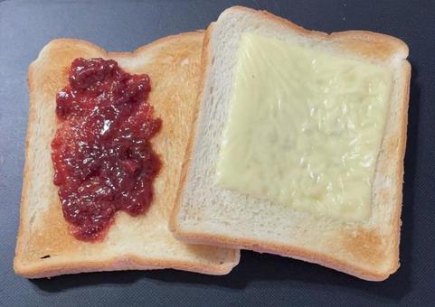 いちごジャムとチーズのトーストパン 2 いちごジャムとチーズのトーストパン 2の写真