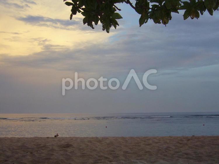夕暮れ時のバリの海 たそがれ,バリ,何人もありませんの写真素材