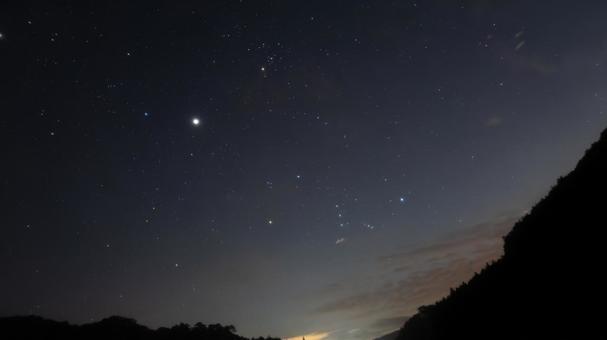 静寂の秋空に瞬くオリオン 静寂の秋空に瞬くオリオン 秋,夜長,星の写真素材