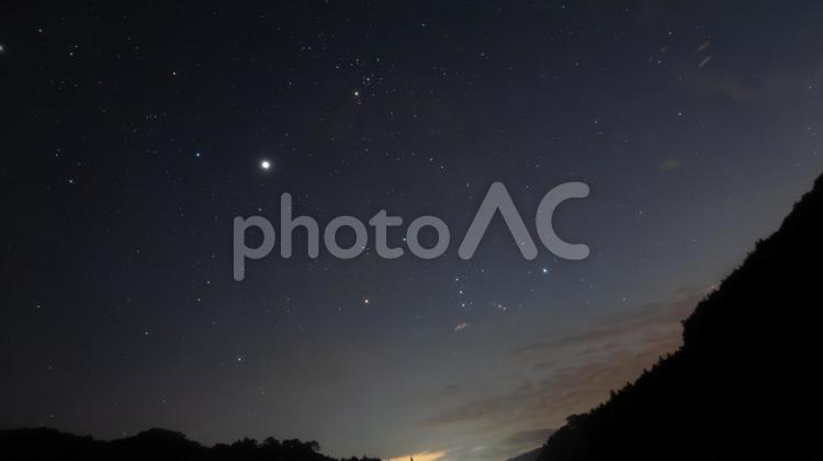 静寂の秋空に瞬くオリオン 秋,夜長,星の写真素材