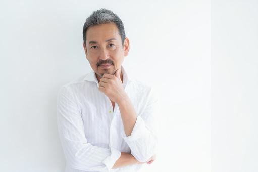 リビングでスキンケアをするミドルの男性 リビングでスキンケアをするミドルの男性 ビューティー,スキンケア,男性の写真素材