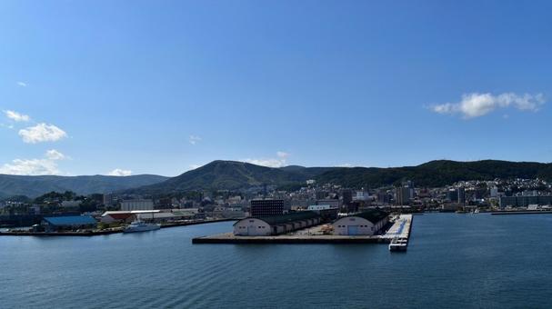 小樽港の街並みと青い海　にっぽん丸から 小樽港,小樽,北海道の写真素材