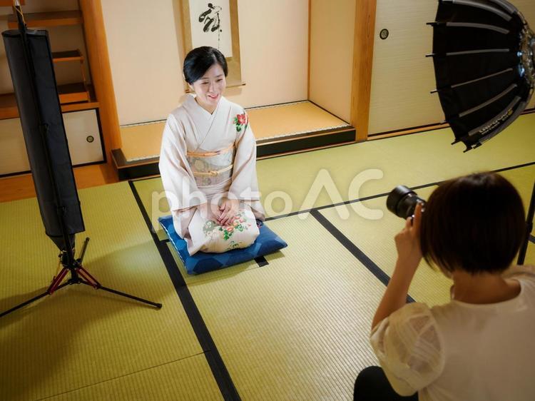 33：カメラマンと被写体の女性 撮影現場,カメラ,カメラマンの写真素材