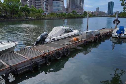 河川沿いの船着場 河川沿いの船着場 ボート,船,乗り物の写真素材