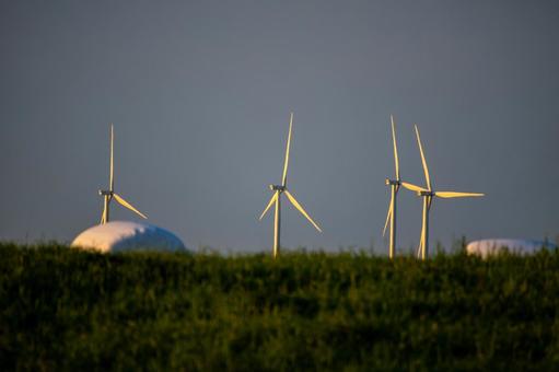 白い牧草ロールと風力発電の風力タービン 白い牧草ロールと風力発電の風力タービン 風力タービン,牧草ロール,牧草地の写真素材