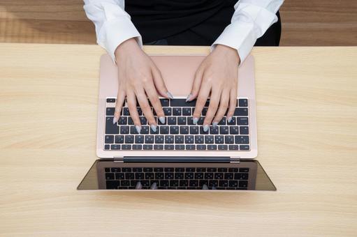 パソコン操作 ビジネス,パソコン,手元の写真素材