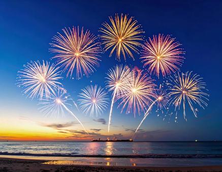 大輪の花火が夜空と水面を彩る夏の夜 大輪の花火が夜空と水面を彩る夏の夜の写真