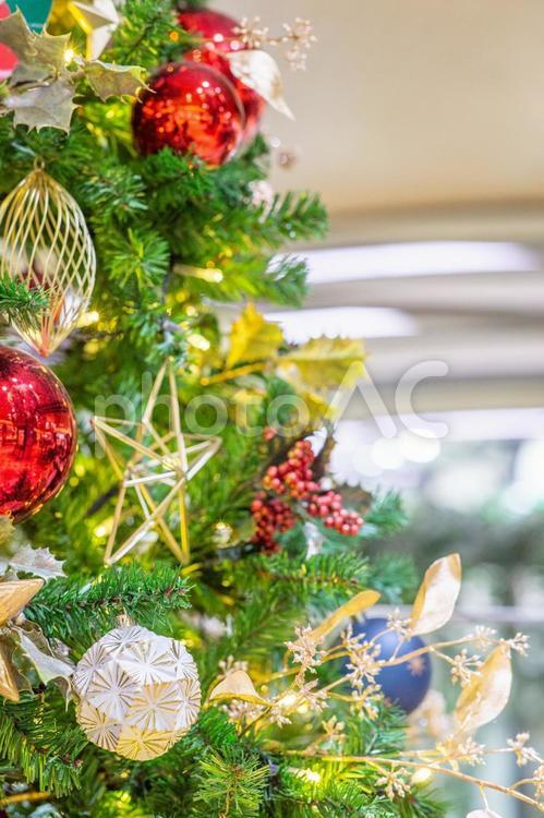 クリスマスツリーのきらめくオーナメント クリスマスツリー,飾り,オーナメントの写真素材