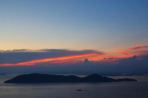 8月下旬の屋島山上からの瀬戸内海の夕焼け 8月下旬の屋島山上からの瀬戸内海の夕焼けの写真