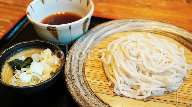 手打ちうどん、ざるうどん ざるうどん,手打ちうどん,冷たいうどんの写真素材