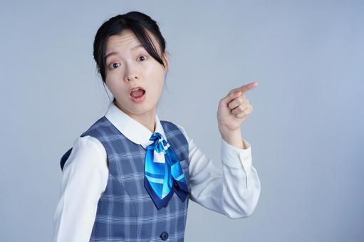 制服姿の女性が指差し 女性,指差し,ポーズの写真素材
