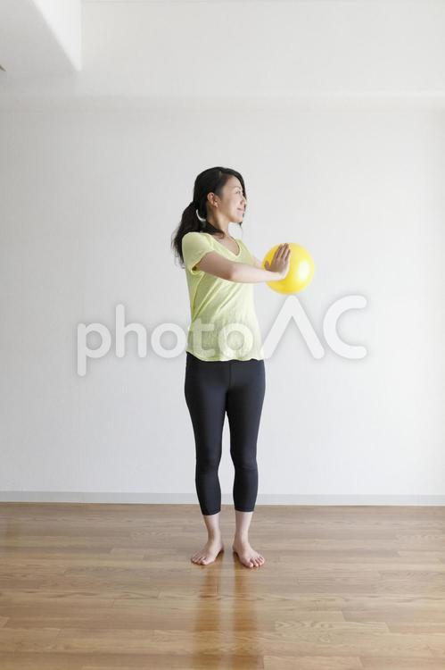 ボールを使ってストレッチ運動をする女性 女性,人物,日本人の写真素材