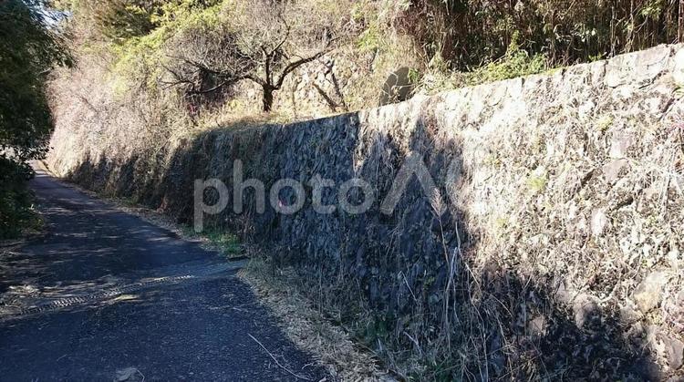 石垣と山道の風景 石垣,山道,田舎道の写真素材