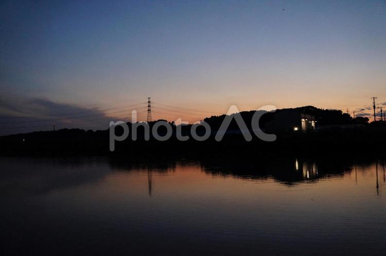 夕焼け　池に反射する景色 夕焼け,池,反射の写真素材