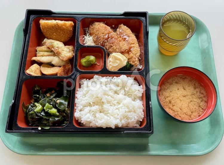 白身魚とサーモンフライの幕の内弁当 弁当,ランチ,ちくわ揚げの写真素材