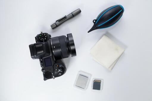 カメラとメンテナンス用品の白背景俯瞰 カメラ,メンテナンス,掃除の写真素材