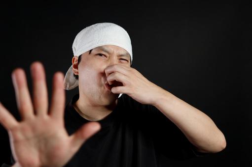 嫌な臭いを避ける男性 嫌な臭いを避ける男性の写真