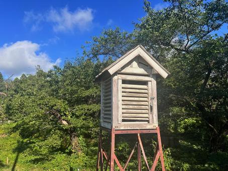 山の上の百葉箱 山の上の百葉箱の写真