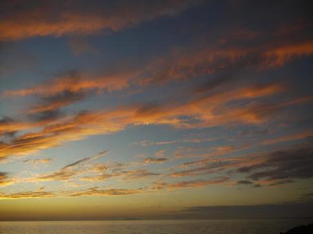 夕日が沈んだあとの空 空,雲,夕暮れの写真素材