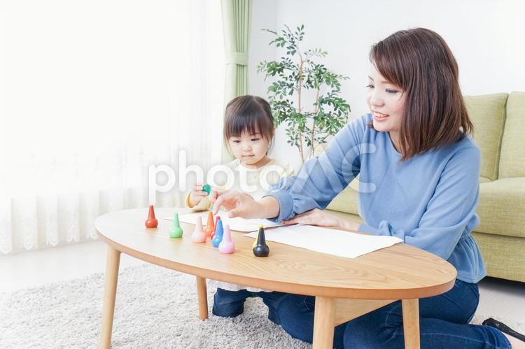 お絵かきをする親子 屋内,子ども,親子の写真素材