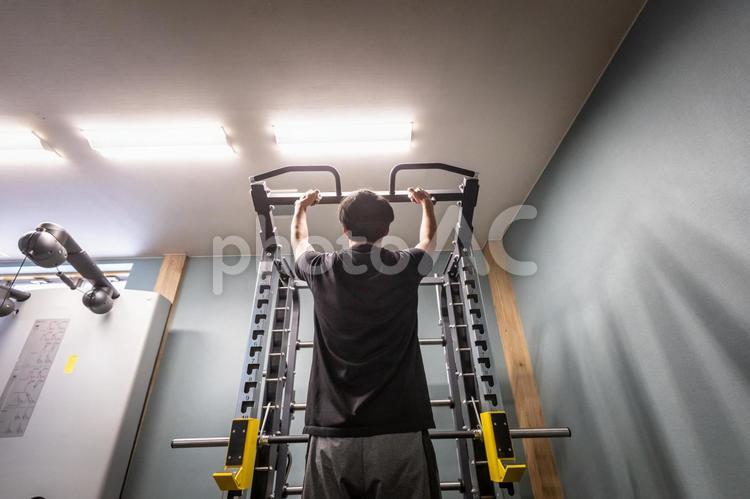 スポーツジムで鍛える男性（背中） 懸垂,アシストチンニング,ワークアウトの写真素材