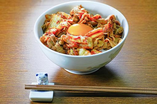 黄身のせ豚キムチ丼 黄身のせ豚キムチ丼 食事,食卓,豚キムチ丼の写真素材