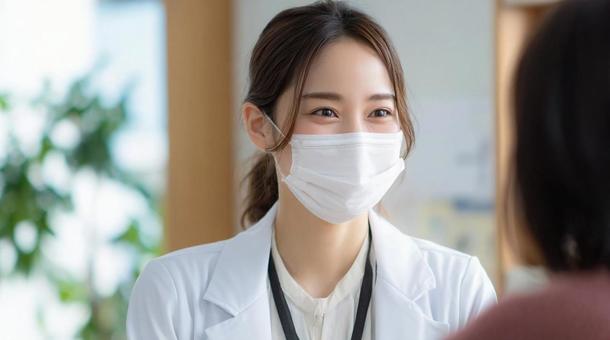 優しく問診する女性医師 優しく問診する女性医師の写真
