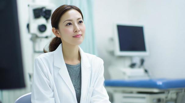 診察室に座る女性医師6 診察室に座る女性医師6の写真
