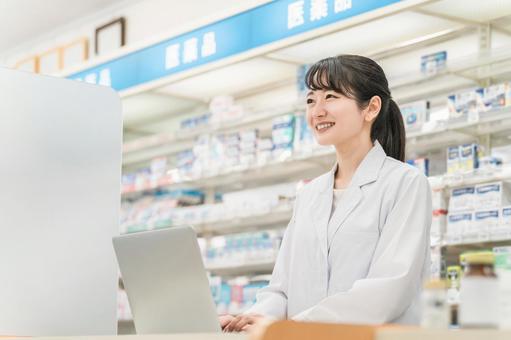 調剤薬局で働く薬剤師・調剤師の女性 調剤薬局で働く薬剤師・調剤師の女性 薬剤師,調剤師,パソコンの写真素材