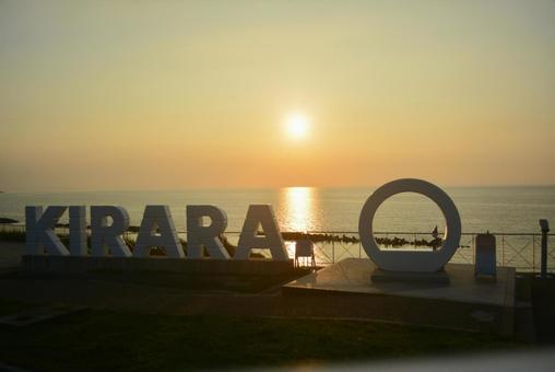 日本海の夕日 日本海の夕日 日本海,海,キララの写真素材