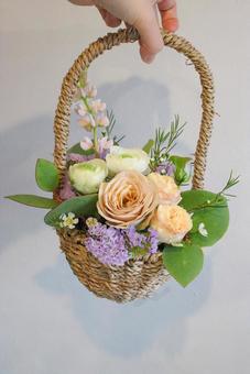 かわいい手提げカゴのフラワーバスケット かわいい手提げカゴのフラワーバスケット 花かご,チース,バラの写真素材