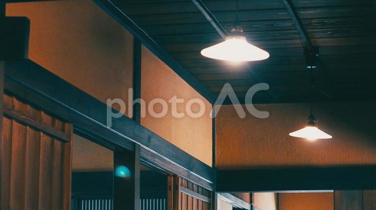 趣のある古民家の天井、ライト 古民家,天井,ライトの写真素材