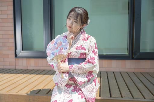 考える浴衣の女性 考える浴衣の女性 浴衣,女性,うちわの写真素材
