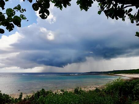 海上の雨柱 空模様,空,海の写真素材