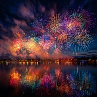 湖に映る夜空の色鮮やかな打ち上げ花火 湖に映る夜空の色鮮やかな打ち上げ花火の写真