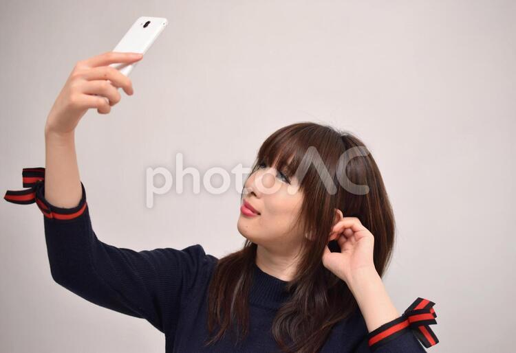 スマホで自撮りをする女性 女性,スマホ,地鶏の写真素材