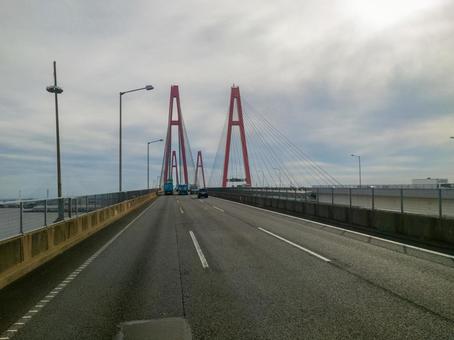 大型トラックから見える伊勢湾岸自動車道 大型トラックから見える伊勢湾岸自動車道の写真