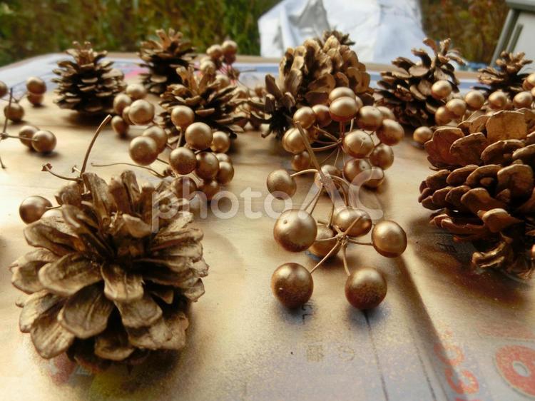 松ぼっくりを金色に2 クリスマス,冬,オーナメント（アート）の写真素材