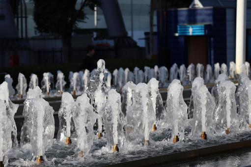 街の中の噴水のアップの写真