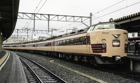 函館駅の485系特急はつかり 函館駅の485系特急はつかりの写真