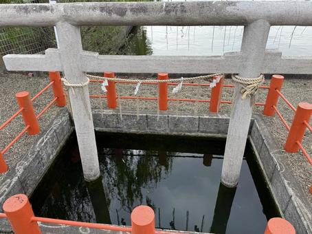 息栖神社　忍潮井　女瓶の写真