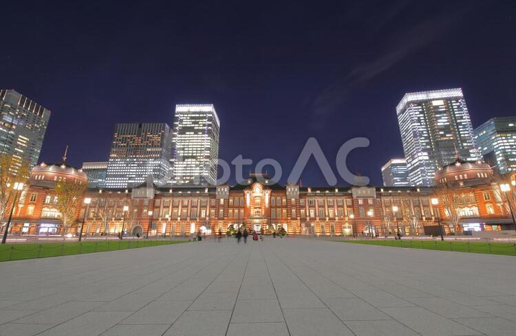 東京　丸の内の高層ビル群と東京駅の夜景 日本,東京,東京都の写真素材