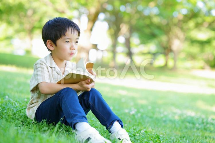座って本を持つ男の子 男の子,本,読書の写真素材