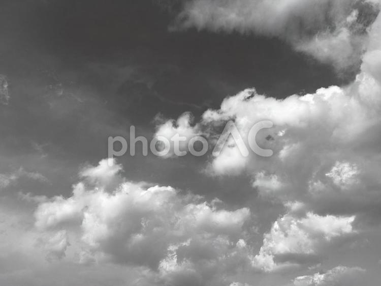 モノクロの空と遠い記憶 モノクロ,空,雲の写真素材